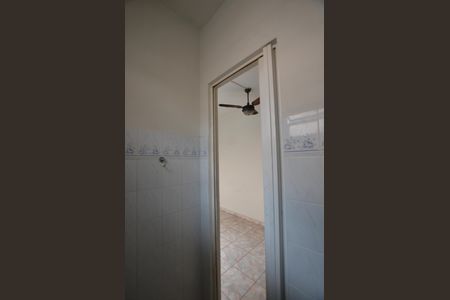 Banheiro de kitnet/studio para alugar com 0 quarto, 15m² em Bento Ribeiro, Rio de Janeiro