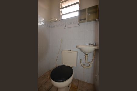 Banheiro de kitnet/studio para alugar com 0 quarto, 15m² em Bento Ribeiro, Rio de Janeiro