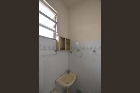 Banheiro de kitnet/studio para alugar com 0 quarto, 15m² em Bento Ribeiro, Rio de Janeiro