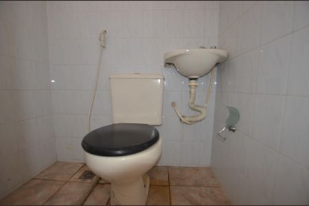Banheiro de kitnet/studio para alugar com 0 quarto, 15m² em Bento Ribeiro, Rio de Janeiro