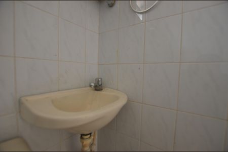 Banheiro de kitnet/studio para alugar com 0 quarto, 15m² em Bento Ribeiro, Rio de Janeiro