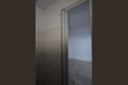 Banheiro de kitnet/studio para alugar com 1 quarto, 17m² em Bento Ribeiro, Rio de Janeiro
