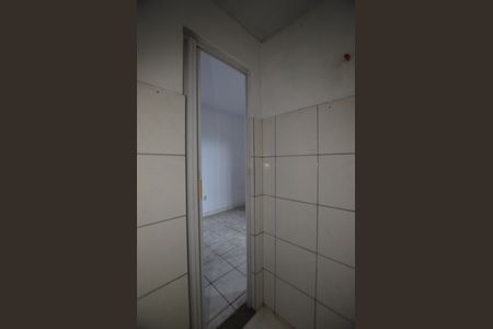 Banheiro de kitnet/studio para alugar com 1 quarto, 17m² em Bento Ribeiro, Rio de Janeiro