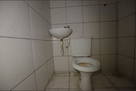 Banheiro de kitnet/studio para alugar com 1 quarto, 17m² em Bento Ribeiro, Rio de Janeiro
