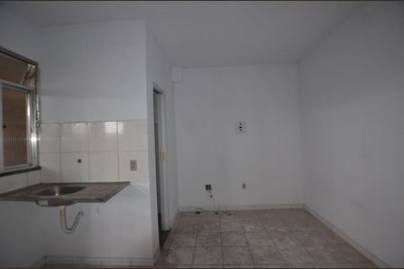 Sala / Quarto de kitnet/studio para alugar com 1 quarto, 17m² em Bento Ribeiro, Rio de Janeiro