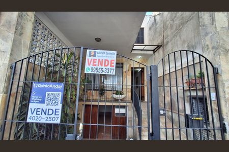 Casa à venda com 156m², 4 quartos e 3 vagas Casa à venda com 156m², 4 quartos e 3 vagasFachada