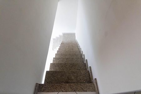 Casa para alugar com 69m², 2 quartos e 1 vaga Casa para alugar com 69m², 2 quartos e 1 vagaEscada
