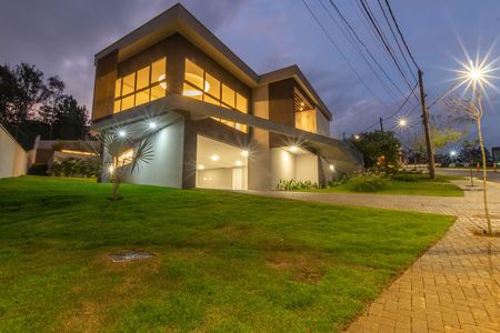 Casa de condomínio à venda com 431m², 5 quartos e 5 vagas Casa de condomínio à venda com 431m², 5 quartos e 5 vagasFachada