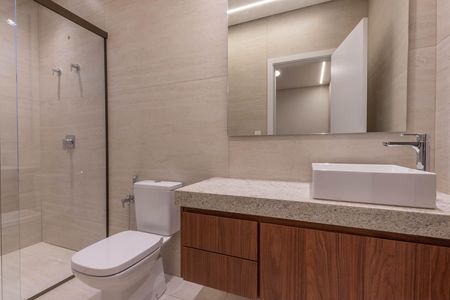Casa de condomínio à venda com 431m², 5 quartos e 5 vagas Casa de condomínio à venda com 431m², 5 quartos e 5 vagasBanheiro da Suíte 5
