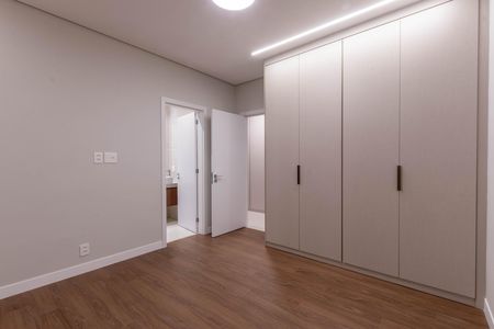 Casa de condomínio à venda com 431m², 5 quartos e 5 vagas Casa de condomínio à venda com 431m², 5 quartos e 5 vagasSuíte 3