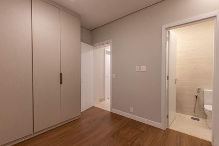 Casa de condomínio à venda com 431m², 5 quartos e 5 vagas Casa de condomínio à venda com 431m², 5 quartos e 5 vagasSuíte 4