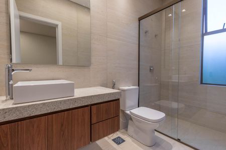 Casa de condomínio à venda com 431m², 5 quartos e 5 vagas Casa de condomínio à venda com 431m², 5 quartos e 5 vagasBanheiro da Suíte 1