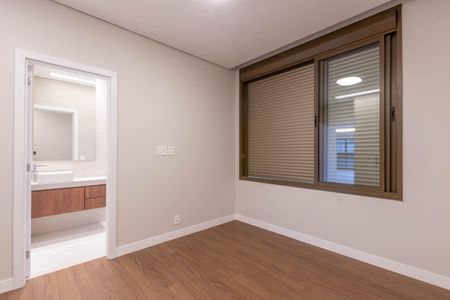 Casa de condomínio à venda com 431m², 5 quartos e 5 vagas Casa de condomínio à venda com 431m², 5 quartos e 5 vagasSuíte 1