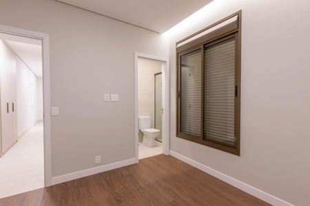 Casa de condomínio à venda com 431m², 5 quartos e 5 vagas Casa de condomínio à venda com 431m², 5 quartos e 5 vagasSuíte 4