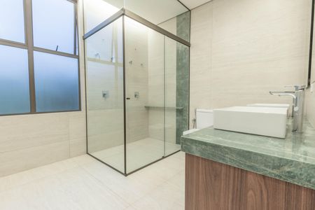 Casa de condomínio à venda com 431m², 5 quartos e 5 vagas Casa de condomínio à venda com 431m², 5 quartos e 5 vagasBanheiro da Suíte 2