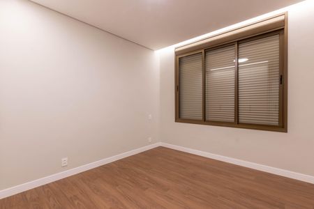 Casa de condomínio à venda com 431m², 5 quartos e 5 vagas Casa de condomínio à venda com 431m², 5 quartos e 5 vagasSuíte 3