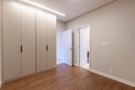 Casa de condomínio à venda com 431m², 5 quartos e 5 vagas Casa de condomínio à venda com 431m², 5 quartos e 5 vagasSuíte 1