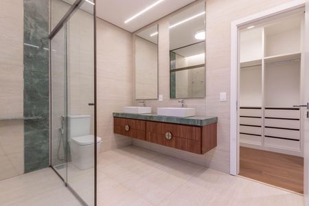 Casa de condomínio à venda com 431m², 5 quartos e 5 vagas Casa de condomínio à venda com 431m², 5 quartos e 5 vagasBanheiro da Suíte 3