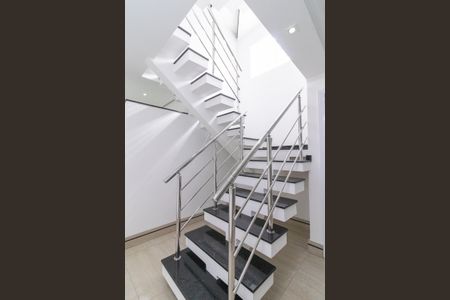 Casa para alugar com 300m², 3 quartos e 4 vagas Casa para alugar com 300m², 3 quartos e 4 vagasEscada