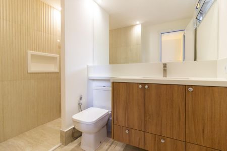 Apartamento à venda com 96m², 2 quartos e 1 vaga Apartamento à venda com 96m², 2 quartos e 1 vagaBanheiro da Suíte 1