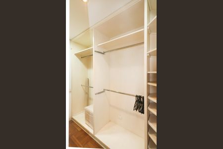 Apartamento à venda com 120m², 3 quartos e 3 vagas Apartamento à venda com 120m², 3 quartos e 3 vagasCloset da Suíte