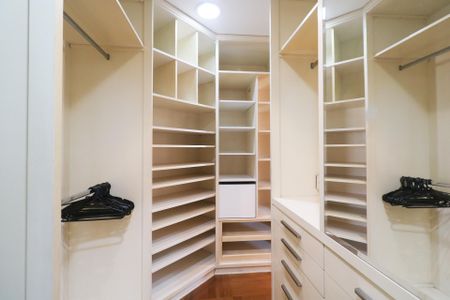 Apartamento à venda com 120m², 3 quartos e 3 vagas Apartamento à venda com 120m², 3 quartos e 3 vagasCloset da Suíte