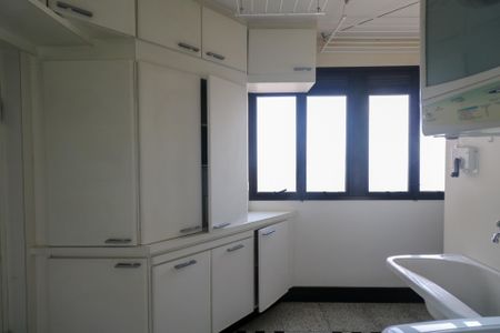 Apartamento à venda com 120m², 3 quartos e 3 vagas Apartamento à venda com 120m², 3 quartos e 3 vagasÁrea de Serviço