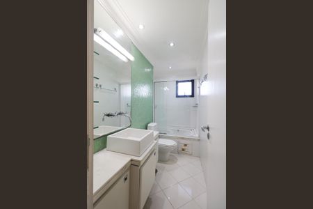 Apartamento à venda com 120m², 3 quartos e 3 vagas Apartamento à venda com 120m², 3 quartos e 3 vagasBanheiro da Suíte