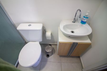 Banheiro de kitnet/studio para alugar com 1 quarto, 26m² em Santo Amaro, São Paulo