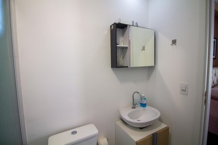Banheiro de kitnet/studio para alugar com 1 quarto, 26m² em Santo Amaro, São Paulo
