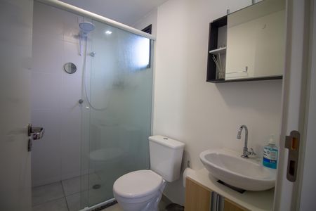 Banheiro de kitnet/studio para alugar com 1 quarto, 26m² em Santo Amaro, São Paulo
