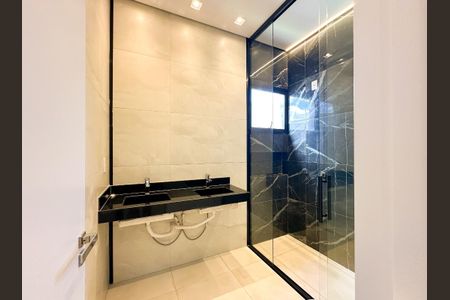 Banheiro da Suíte de casa de condomínio para alugar com 3 quartos, 217m² em Gávea, Uberlândia