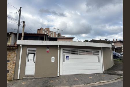 Casa para alugar com 249m², 4 quartos e 5 vagasFachada