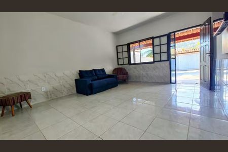 Sala de casa de condomínio para alugar com 2 quartos, 128m² em Inoã, Maricá