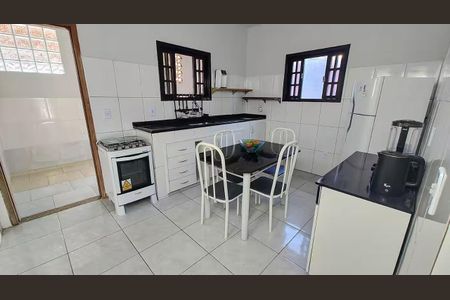 Cozinha de casa de condomínio para alugar com 2 quartos, 128m² em Inoã, Maricá