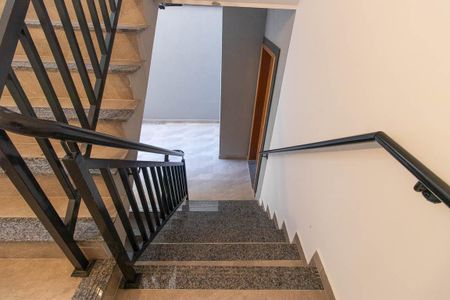 Apartamento para alugar com 39m², 2 quartos e sem vaga Apartamento para alugar com 39m², 2 quartos e sem vagaEscada