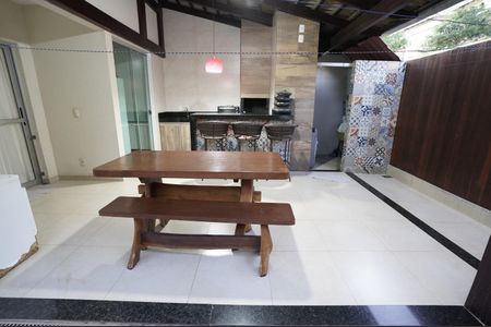 Casa de condomínio à venda com 126m², 3 quartos e 4 vagas