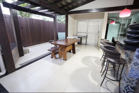 Casa de condomínio à venda com 126m², 3 quartos e 4 vagas