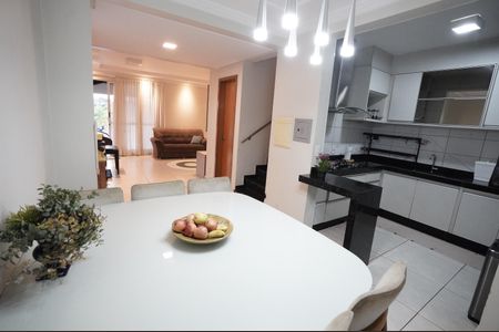 Casa de condomínio à venda com 126m², 3 quartos e 4 vagas