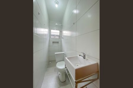 Banheiro de kitnet/studio para alugar com 1 quarto, 19m² em Jaguaribe, Osasco