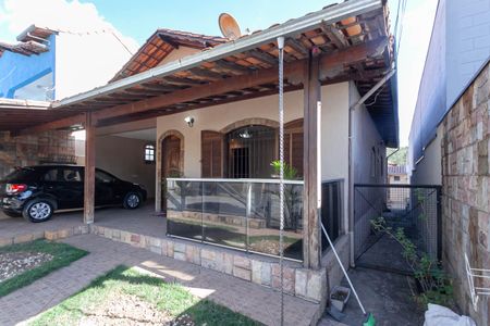 Casa à venda com 360m², 3 quartos e 3 vagas Casa à venda com 360m², 3 quartos e 3 vagasFachada