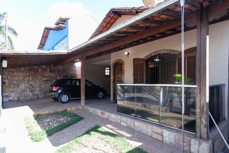 Casa à venda com 360m², 3 quartos e 3 vagas Casa à venda com 360m², 3 quartos e 3 vagasFachada