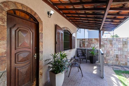 Casa à venda com 360m², 3 quartos e 3 vagas Casa à venda com 360m², 3 quartos e 3 vagasVaranda