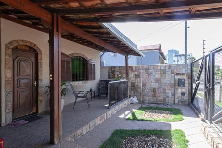 Casa à venda com 360m², 3 quartos e 3 vagas Casa à venda com 360m², 3 quartos e 3 vagasEntrada
