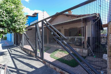 Casa à venda com 360m², 3 quartos e 3 vagas Casa à venda com 360m², 3 quartos e 3 vagasFachada