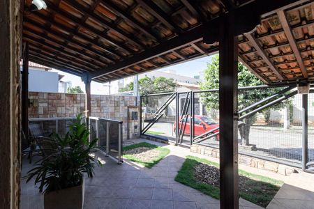 Casa à venda com 360m², 3 quartos e 3 vagas Casa à venda com 360m², 3 quartos e 3 vagasEntrada