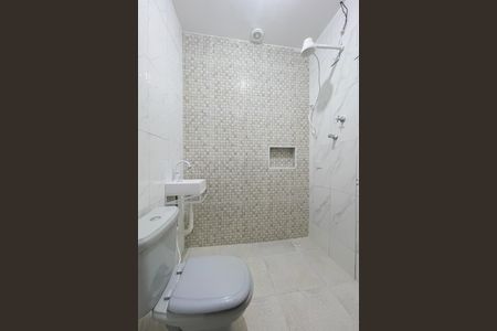 Banheiro de kitnet/studio para alugar com 1 quarto, 22m² em Jaguaribe, Osasco