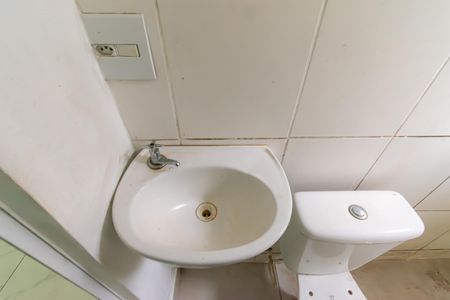 Banheiro de kitnet/studio para alugar com 1 quarto, 15m² em Liberdade, São Paulo