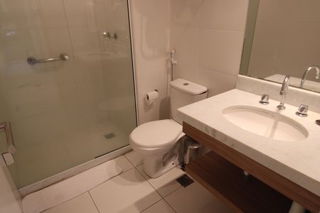 Banheiro de kitnet/studio para alugar com 1 quarto, 30m² em Camorim, Rio de Janeiro