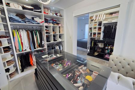 Apartamento para alugar com 172m², 2 quartos e 2 vagas Apartamento para alugar com 172m², 2 quartos e 2 vagasCloset da suíte 1